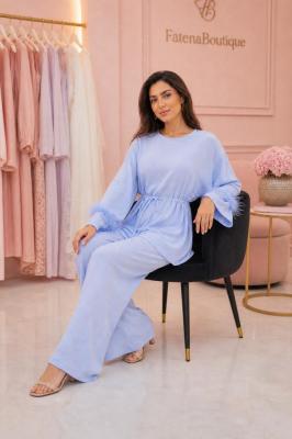 طقم قطعتين أزرق فاتح بأكمام مزينة بالريش
